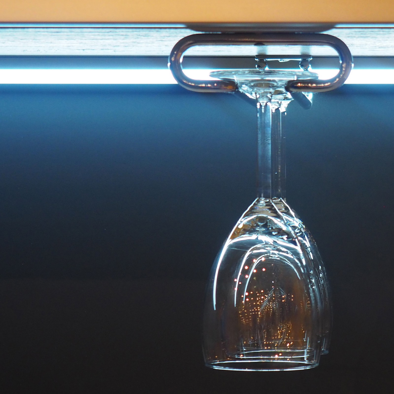 Soporte para copas de vino de alta calidad, de acero, superficie: cromado, 280 mm (11-1/32"), 8930011. Práctico colgador de vasos para copas de vino, copas de champán, copas de cóctel, copas de coñac, copas y mucho más, de EMUCA - Imagen 6