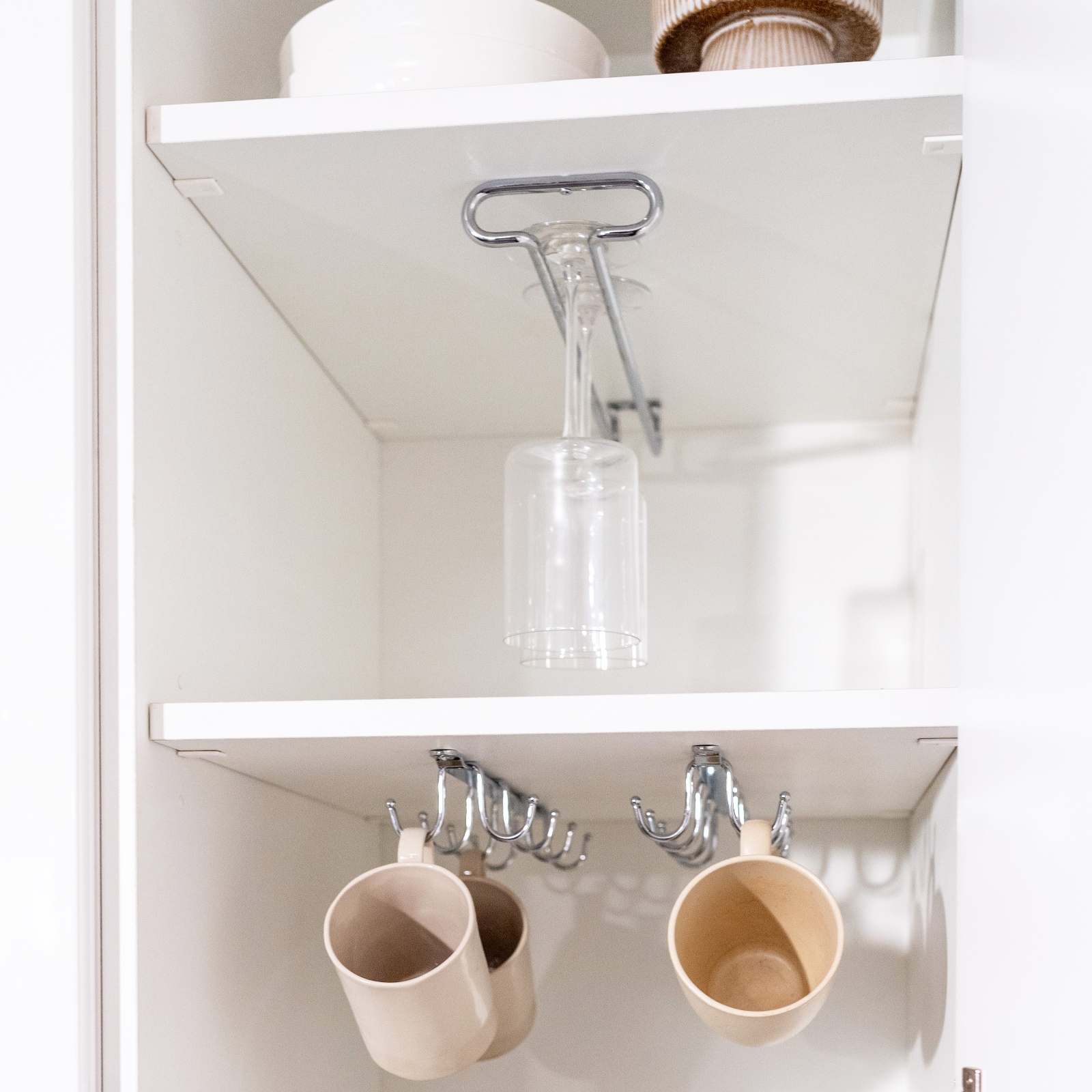 Soporte para copas de vino de alta calidad, de acero, superficie: cromado, 280 mm (11-1/32"), 8930011. Práctico colgador de vasos para copas de vino, copas de champán, copas de cóctel, copas de coñac, copas y mucho más, de EMUCA - Imagen 8