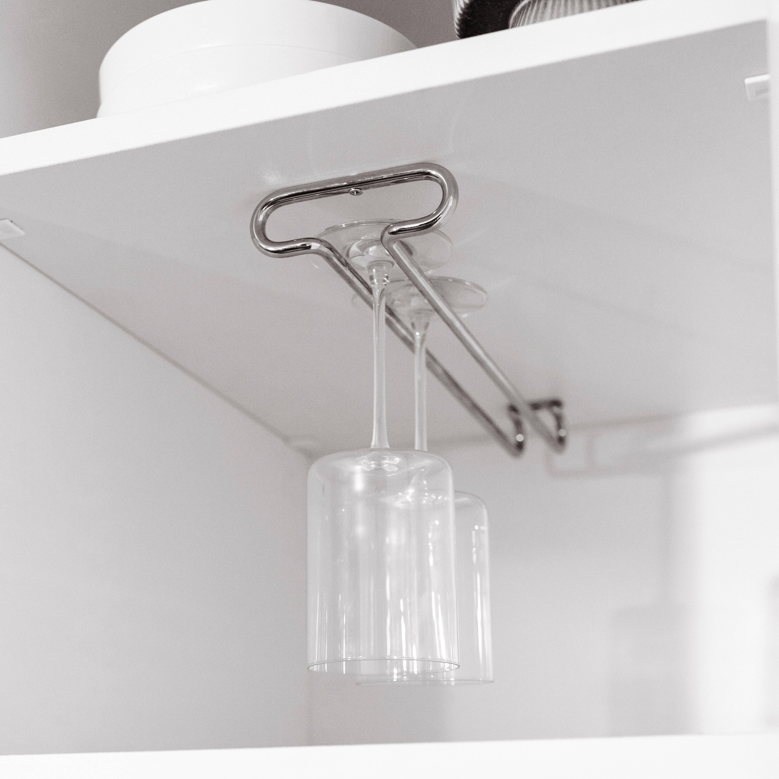 Soporte para copas de vino de alta calidad, de acero, superficie: cromado, 280 mm (11-1/32"), 8930011. Práctico colgador de vasos para copas de vino, copas de champán, copas de cóctel, copas de coñac, copas y mucho más, de EMUCA - Imagen 2