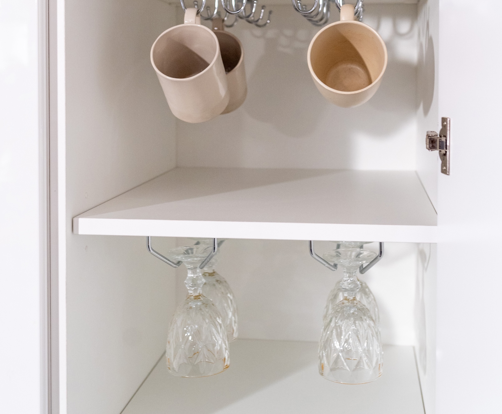 Soporte para copas de vino de alta calidad, de acero, superficie: cromado, 340 mm (13-25/64"), 8938011. Práctico colgador de vasos para copas de vino, copas de champán, copas de cóctel, copas de coñac, copas y mucho más, by EMUCA - Imagen 4